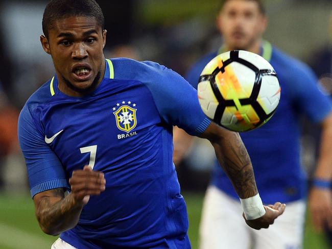 Douglas Costa of Brazil controls the ball during the friendly international football match between Brazil and Australia in Melbourne on June 13, 2017. / AFP PHOTO / SAEED KHAN / IMAGE RESTRICTED TO EDITORIAL USE - STRICTLY NO COMMERCIAL USE