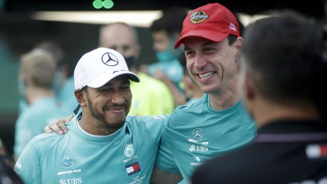 Lewis Hamilton (L) and Mercedes team principal Toto Wolff are yet to put pen to paper on a contract beyond 2023. (Photo by Luca Bruno / AFP)