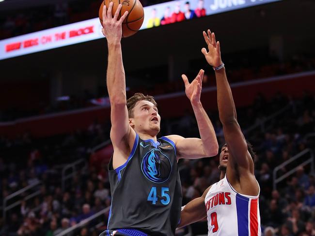 DETROIT, MICHIGAN - JANUARY 31: Ryan Broekhoff #45 of the Dallas Mavericks drives to the basket past Langston Galloway #9 of the Detroit Pistons during the first half at Little Caesars Arena on January 31, 2019 in Detroit, Michigan. NOTE TO USER: User expressly acknowledges and agrees that, by downloading and or using this photograph, User is consenting to the terms and conditions of the Getty Images License Agreement.   Gregory Shamus/Getty Images/AFP == FOR NEWSPAPERS, INTERNET, TELCOS & TELEVISION USE ONLY ==