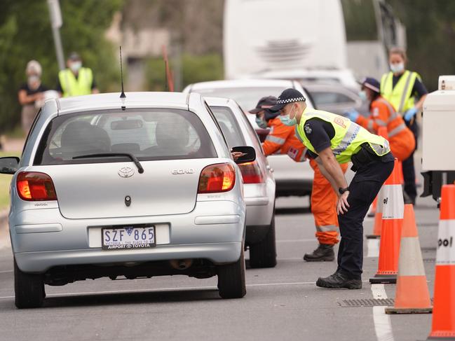 Wodonga, Vic,  AUSTRALIA - Herald Sun - 1st January 2021:Lincoln Causeway near Wodonga check point on the NSW Victorian border. Victorians last day to get across the border before borders close at midnight tonight.People stopped to fill out the new border pass that came in effect from midnight.BYLINE -  Simon Dallinger