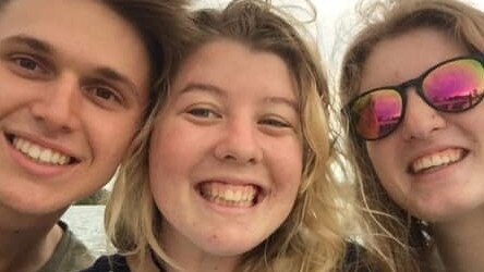 Roschanna Snow (centre) with her friends. Roschanna (18) tragically died in a fatal crash on Monday afternoon.