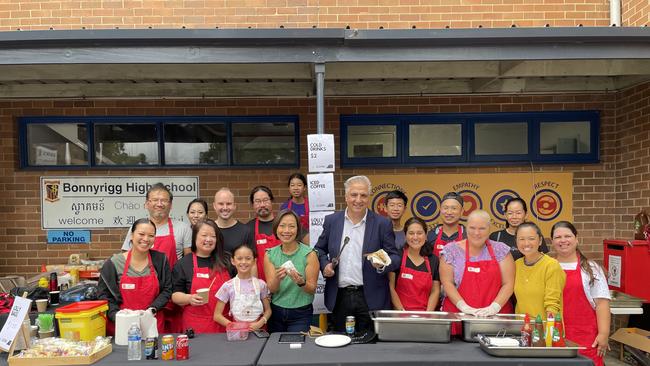 Fairfield mayor Frank Carbone and Federal Member for Fowler Dai Le at the Bonnyrigg High P&amp;C sausage sizzle. Picture: Supplied, Ben Stewart.