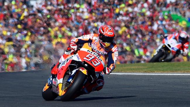 TOPSHOT - Repsol Honda Team's Spanish rider Marc Marquez rides during the MotoGP race of the Valencia Grand Prix at Ricardo Tormo racetrack in Cheste, near Valencia on November 12, 2017. / AFP PHOTO / JOSE JORDAN