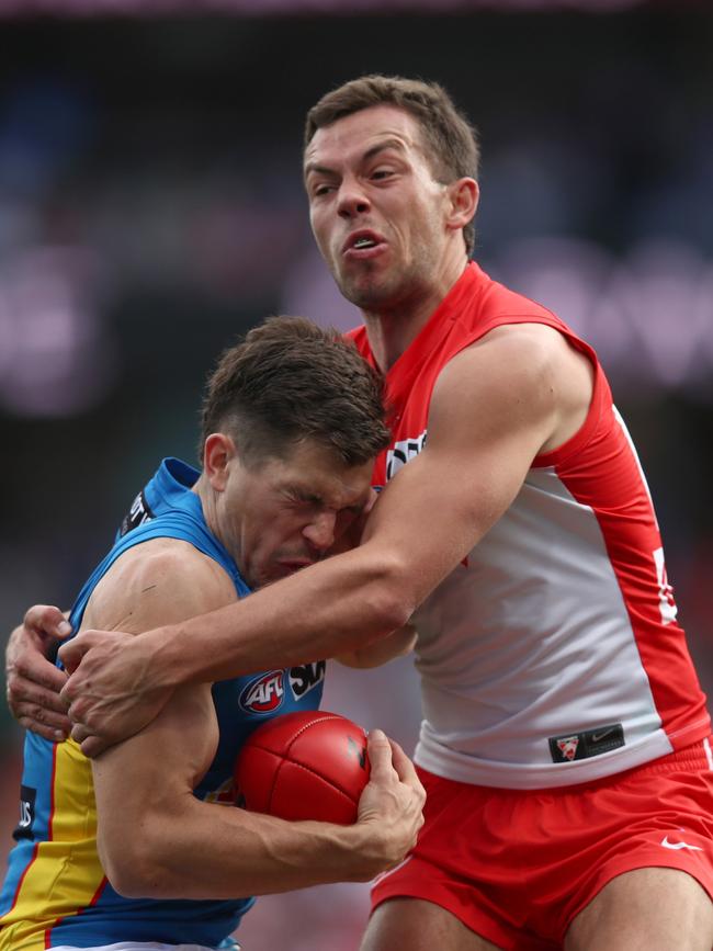 Ben Ainsworth gets wrapped up by Ollie Florent. Picture: Jason McCawley/AFL Photos/via Getty Images.