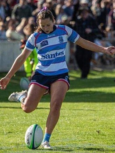 Roma player Hannah Jakins taking a shot at goal.