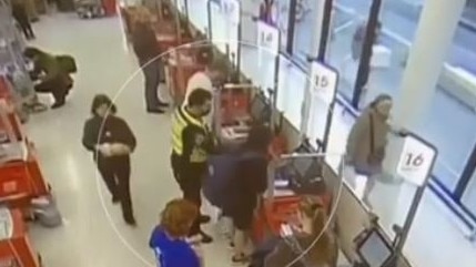 The two were talking at the self-checkout. Picture: 7 NEWS