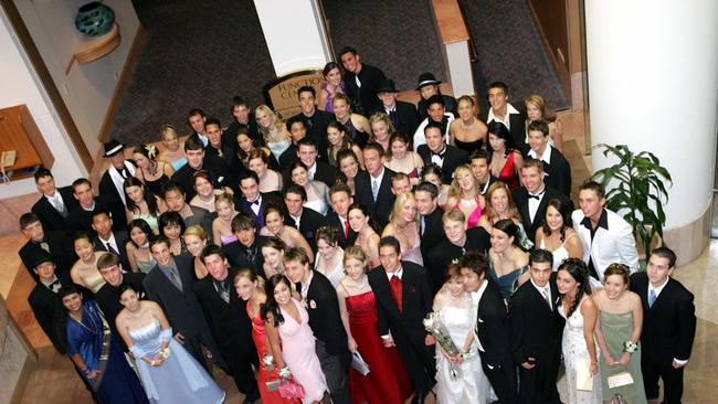 JUNE 06, 2004: Group pic of students at the Crowne Plaza in Surfers Paradise school formal socials of Hillcrest Christian College. PicMike/Batterham - socials