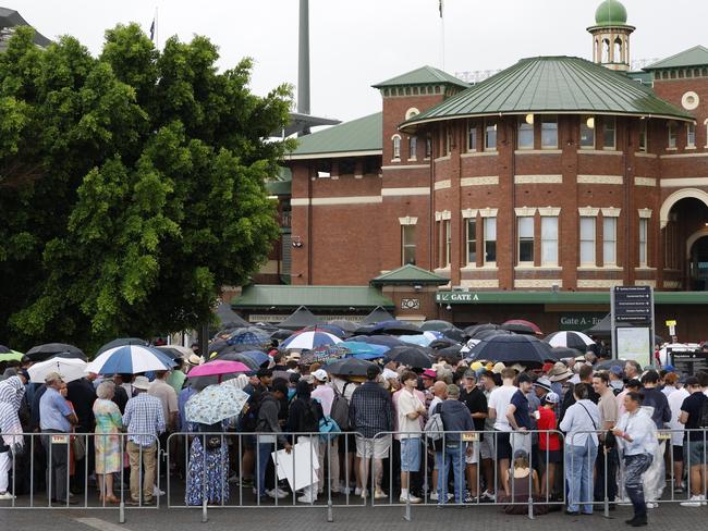 Members line up in light rain as the gates open at the SCG. Picture: Darrian Traynor/Getty Images