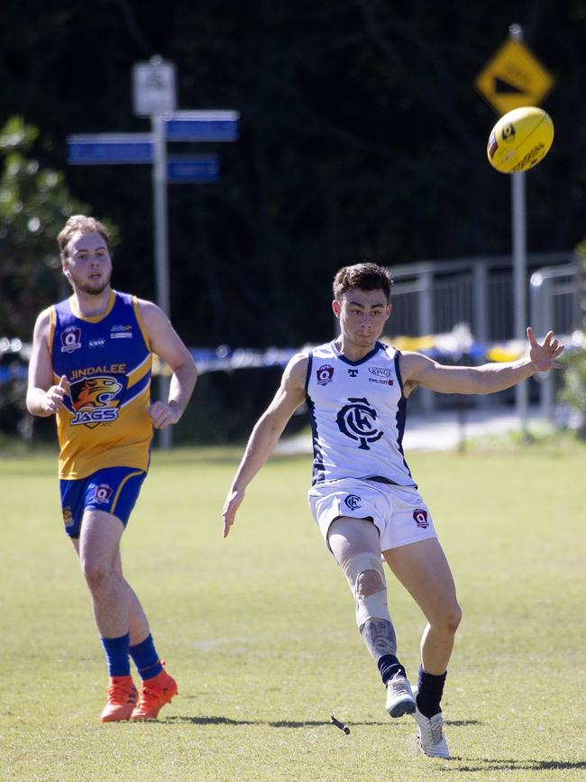 Coorparoo’s Harrison Samarkovski chips.(Image Sarah Marshall)