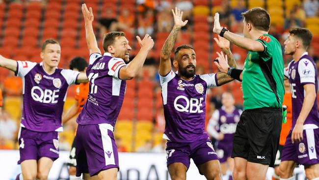 Glory plead to the referee for hand ball penalty. (AAP Image/Glenn Hunt) 