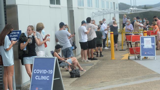 Northern beaches residents line up at Mona Vale Hospital for a COVID-19 test. Picture: NCA NewsWire / Jeremy Piper