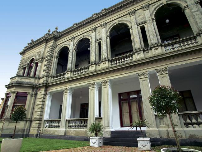 Eildon Mansion occupies the largest landholding in St Kilda.