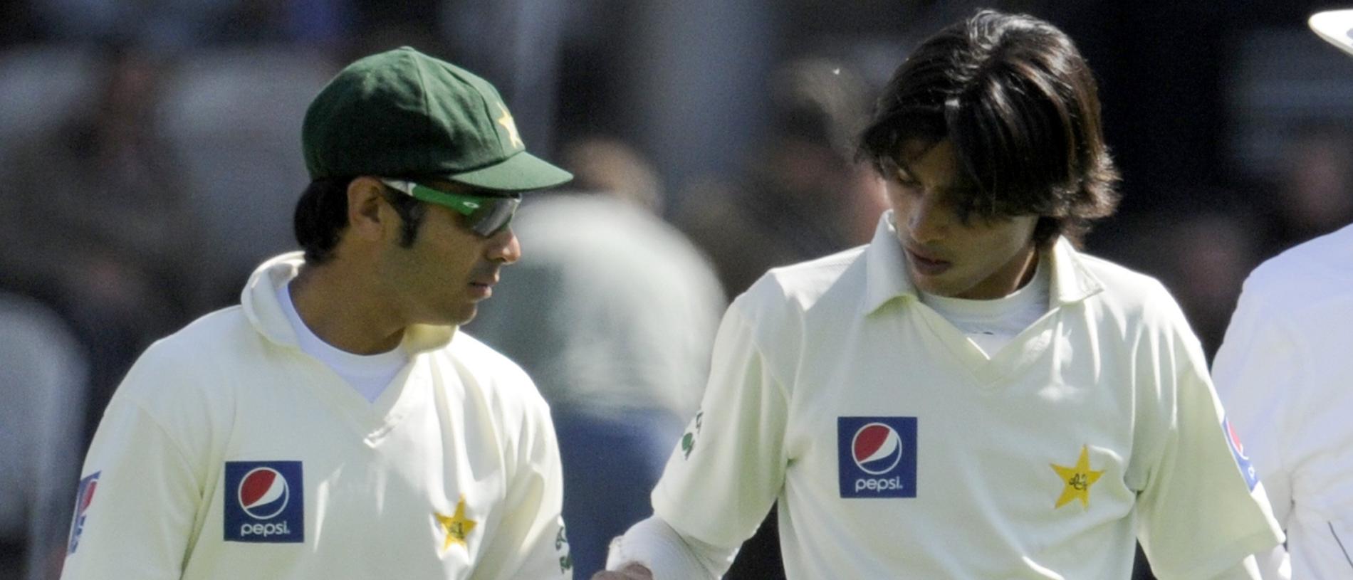 Pakistan's Salman Butt (L) gives the ball to Mohammad Amir during the third day of the fourth cricket test match against England at the Lord's cricket ground, London, 28/08/2010.