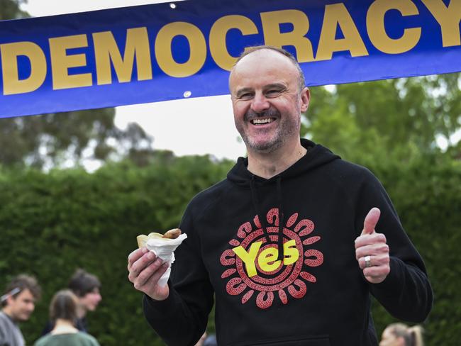 CANBERRA, AUSTRALIA, NewsWire Photos. OCTOBER 14, 2023: Chief Minister of the Australian Capital Territory, Andrew Barr enjoys a democracy sausage at the Museum of Australian Democracy at Old Parliament House in Canberra. Picture: NCA NewsWire / Martin Ollman