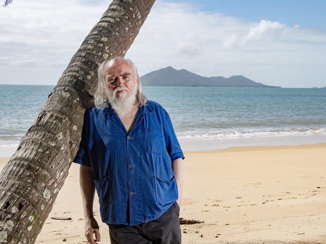 EMBARGO FOR TWAM, 19 OCTOBER 2024. FEE MAY APPLY.  Artist Tony Clark at Mission Beach , North Queensland - ÃÂ©pic by BRIAN CASSEY Images by Brian Cassey