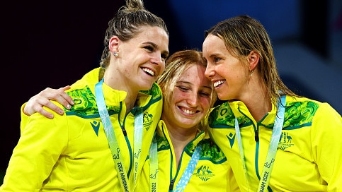 SMETHWICK, ENGLAND - AUGUST 02: (L-R) Silver medalist, Shayna Jack of Team Australia, Gold medalist, Mollie O'Callaghan of Team Australia and Bronze medalist, Emma McKeon of Team Australia pose with their medals during the medal ceremony for the Women's 100m Freestyle Final on day five of the Birmingham 2022 Commonwealth Games at Sandwell Aquatics Centre on August 02, 2022 in Smethwick, England. (Photo by Elsa/Getty Images)