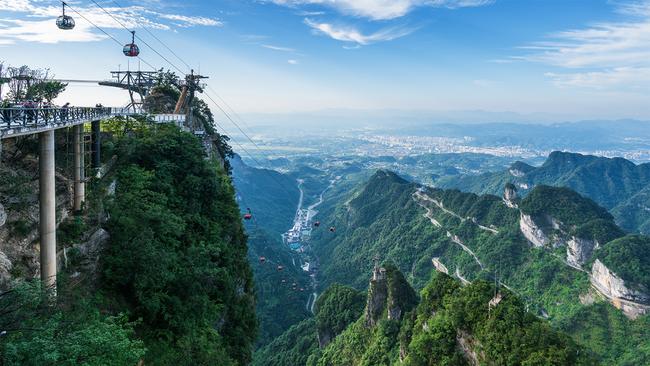 The cableway from Zhangjiajie to Tianmen Mountain is the world's longest.