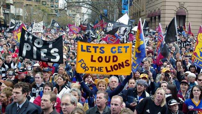 Collingwood and Brisbane Lions fans in the crowd at the Grand Final Parade through Melbourne in 2003. Picture: HWT Library.