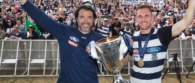 MELBOURNE, AUSTRALIA - NewsWire Photos, SEPTEMBER 25, 2022. Senior coach Chris Scott and captain Joel Selwood hold the trophy up at Geelong supporters day at  after the Geelong cats won the AFL 2022 Grand Final. Picture  : NCA NewsWire / David Crosling