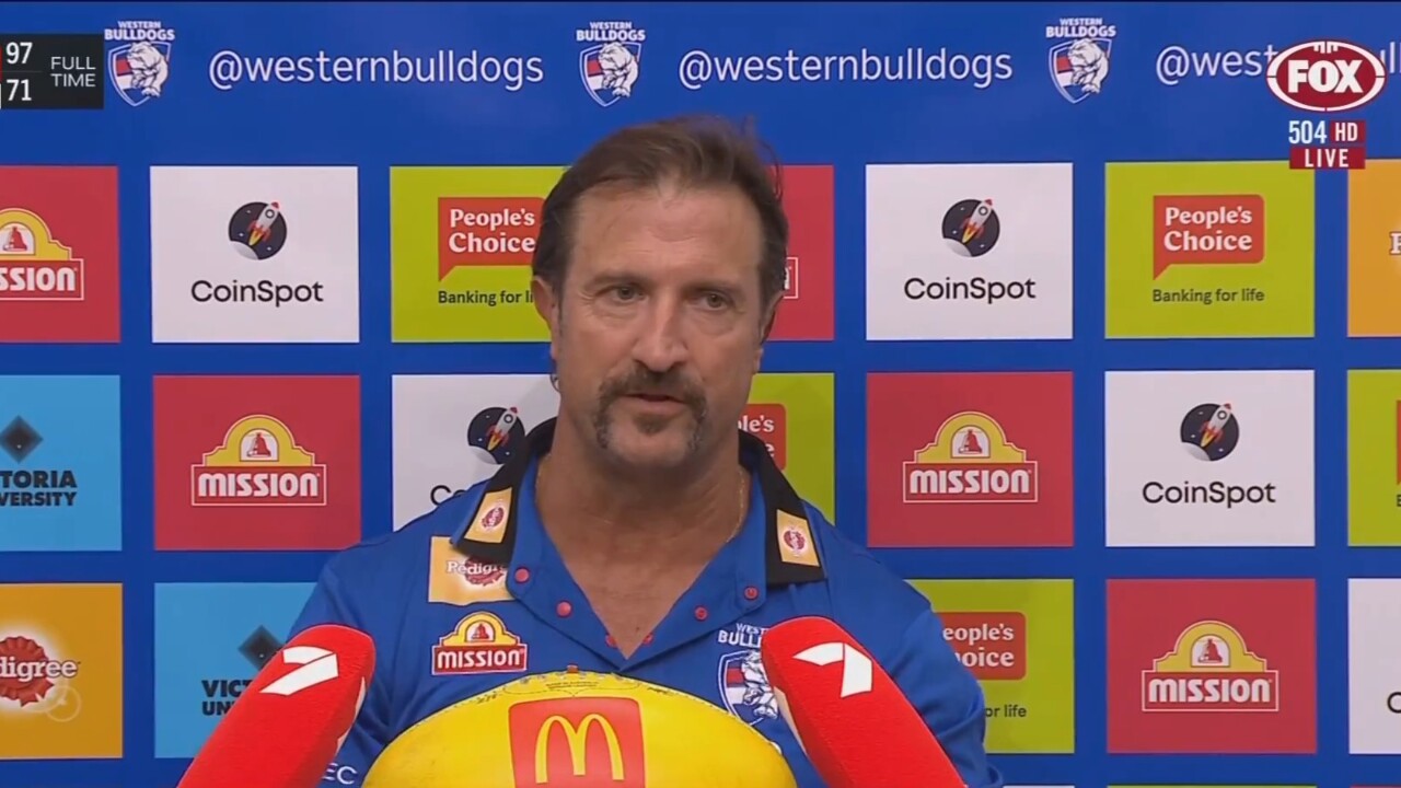 Western Bulldogs coach called to apologise after 'gutter journalism' sledge