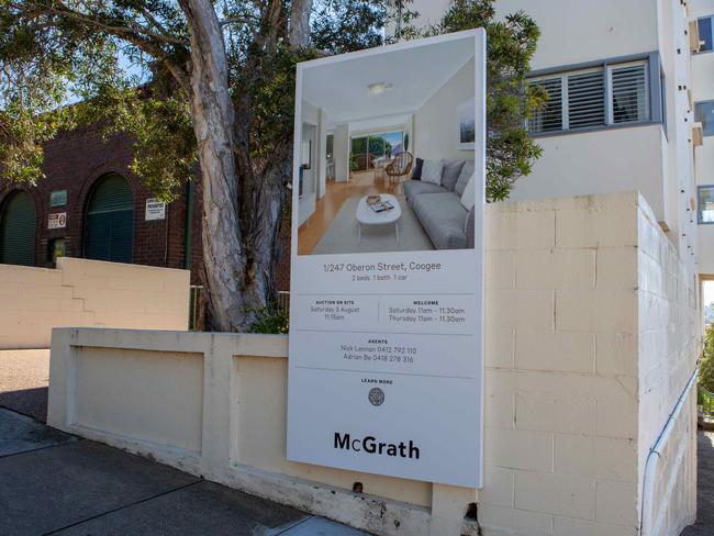 SOUTHERN COURIER/AAP Auction at 1/247 Oberon St, Coogee, NSW. Saturday 3rd August 2019. The apartment sold for $1 421000 (AAP IMAGE / Jordan Shields)