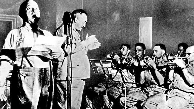 Singer Peter Dawson recording for ABC in 1941. Dawson/Singer Historical