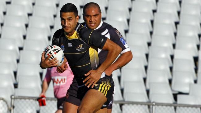 Adnan “Eddy” El-Zbaidieh running with the ball during his earlier years. He also played for the Roosters and Bulldogs.