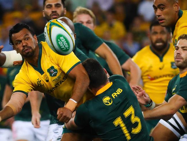 Australia's Kurtley Beale (L) passes as he is tackled by South Africa's Jesse Kriel (R) during the Rugby Championship Test match between Australia and South Africa at Suncorp Stadium in Brisbane on September 8, 2018. (Photo by Patrick HAMILTON / AFP) / -- IMAGE RESTRICTED TO EDITORIAL USE - STRICTLY NO COMMERCIAL USE --