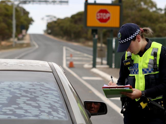 South Australian Police stopping vehicles near the SA border 5kms east of Pinnaroo, South Australia, Tuesday, March 24, 2020. (AAP Image/Kelly Barnes) South Australia has closed it borders and people must go into 14 day isolation due to the COVID-19 virus. NO ARCHIVING