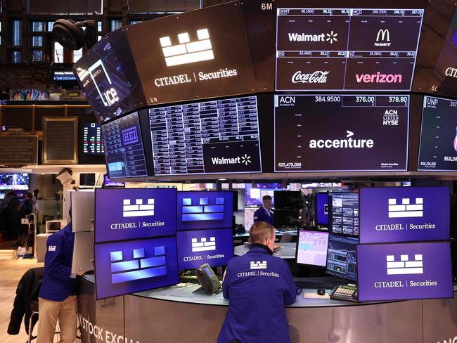 NEW YORK, NEW YORK - FEBRUARY 03: Traders work on the floor of the New York Stock Exchange during morning trading on February 03, 2025 in New York City. All three major indexes opened on a downward trajectory to start the month of February after U.S. President Donald Trump signed an executive order enacting 25% tariffs on imports from Canada and Mexico and also placing a 10% levy on imports from China.   Michael M. Santiago/Getty Images/AFP (Photo by Michael M. Santiago / GETTY IMAGES NORTH AMERICA / Getty Images via AFP)