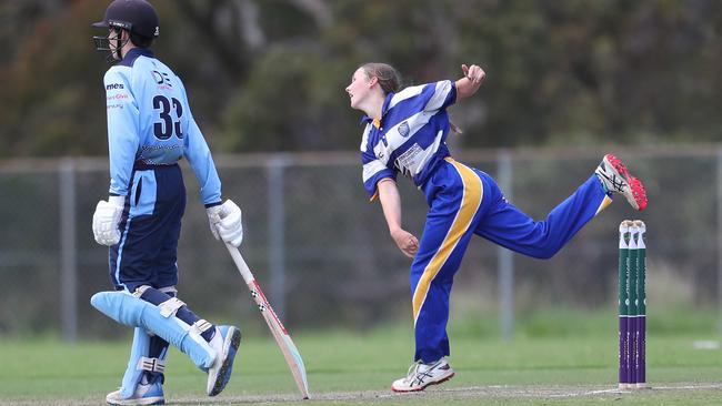 Cosette Thomas bowling for Hamwicks. Hamwicks v Newcastle City, SG Moore Cup round three at Kahibah Oval. Picture: Sue Graham