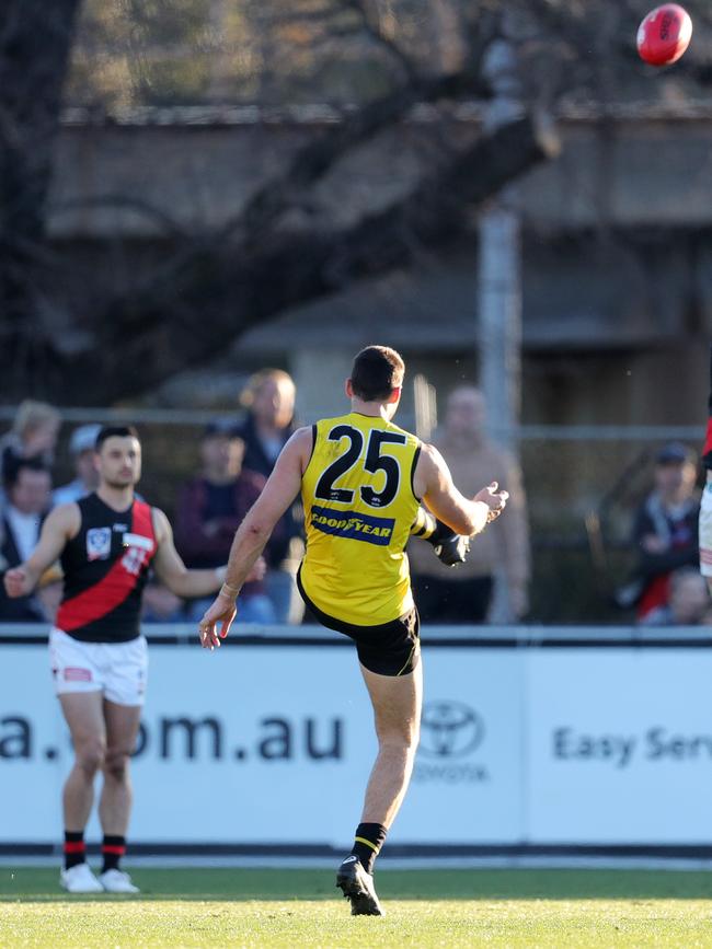 Toby Nankervis kicks for the win. Pic: Michael Klein.