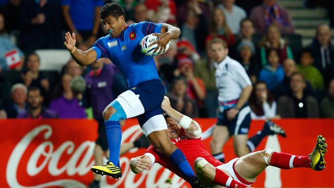 MILTON KEYNES, ENGLAND - OCTOBER 01: Wesley Fofana of France breaks through the Canada defence to score his team's opening try during the 2015 Rugby World Cup Pool D match between France and Canada at Stadium mk on October 1, 2015 in Milton Keynes, United Kingdom. (Photo by Mike Hewitt/Getty Images)