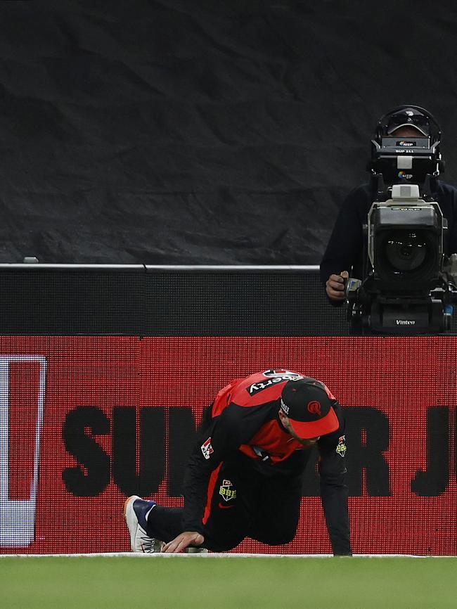 Mackenzie Harvey slips while trying to take a catch on the boundary. Picture: Daniel Pockett/Getty Images.