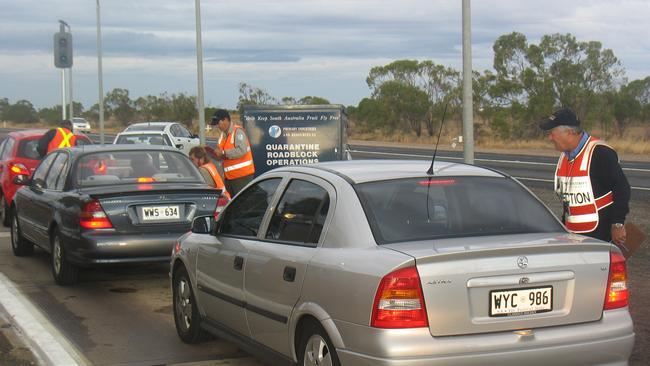 Primary Industries and Resources SA inspection officers talk to motorists at quarantine roadblock operations on the SA border. 