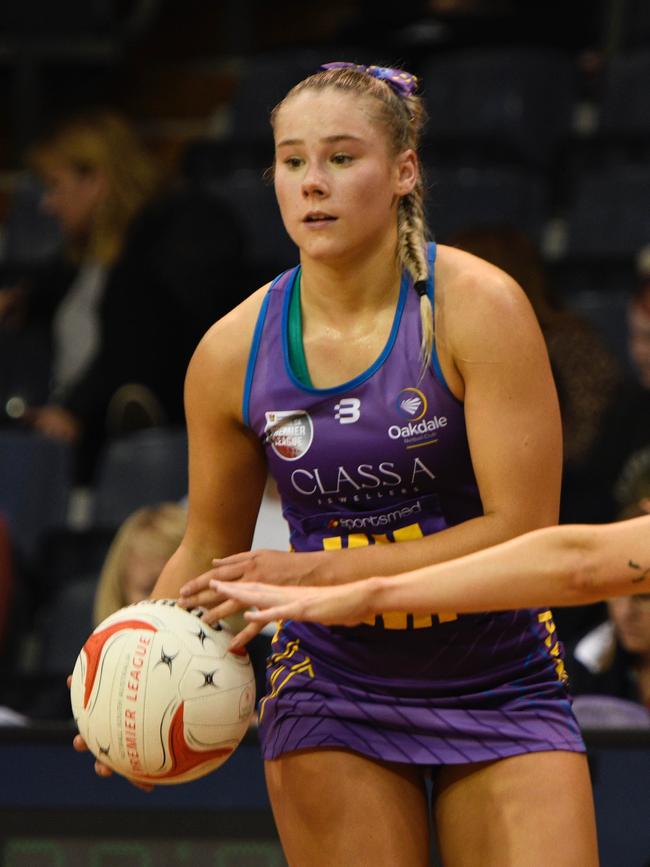 Paris Sinclair in action for Oakdale, which will hope to keep the Panthers at bay and retain fourth spot. Picture: Netball SA