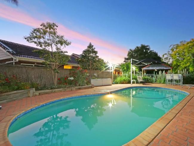 Airbnb in Knox: "Luxury 5 bedrooms pool house" in Rowville. Source: Airbnb website.