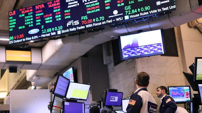 NEW YORK, NEW YORK - JANUARY 09: Traders work on the floor of the New York Stock Exchange during afternoon trading on January 09, 2023 in New York City. The stock market closed with mixed results after opening on a high note with the Dow Jones and S &amp; P 500 both closing on losses and Nasdaq closing with a second day of gains. Michael M. Santiago/Getty Images/AFP (Photo by Michael M. Santiago / GETTY IMAGES NORTH AMERICA / Getty Images via AFP)