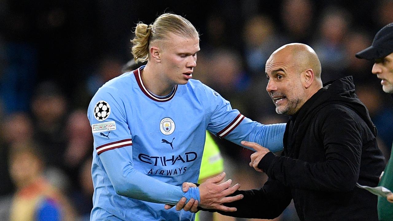 Menedżer Manchesteru City Pep Guardiola rozmawia z napastnikiem Erlingiem Haalandem.  Zdjęcie: Oli Scarfe (AFP)