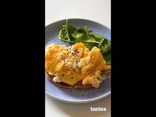 How to make scrambled eggs with cottage cheese