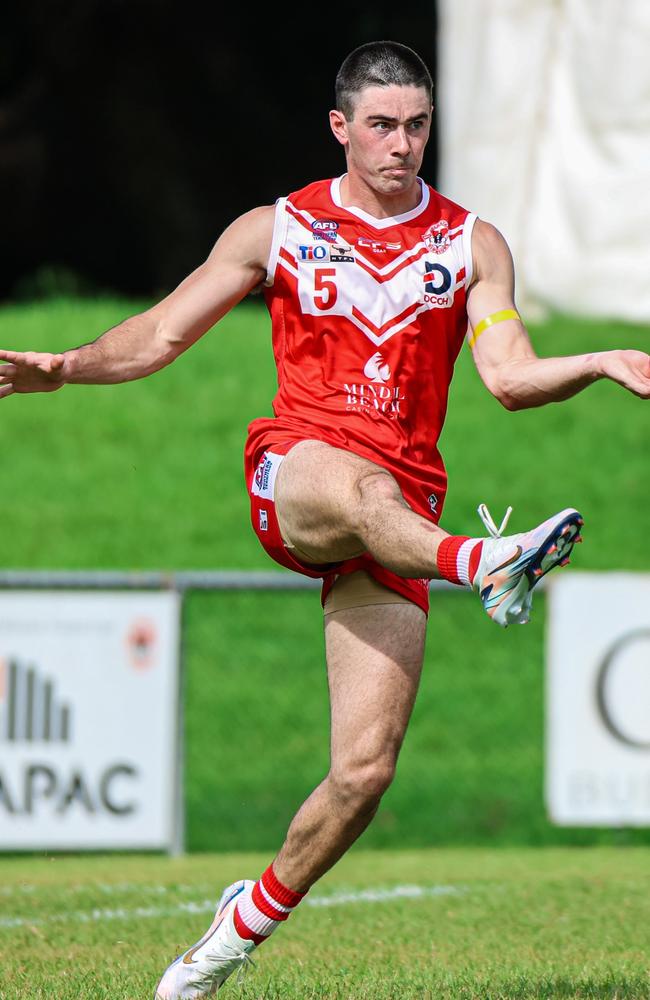 Thomas Toma playing for Waratah in the 2024-25 NTFL season. Picture: Celina Whan / AFLNT Media