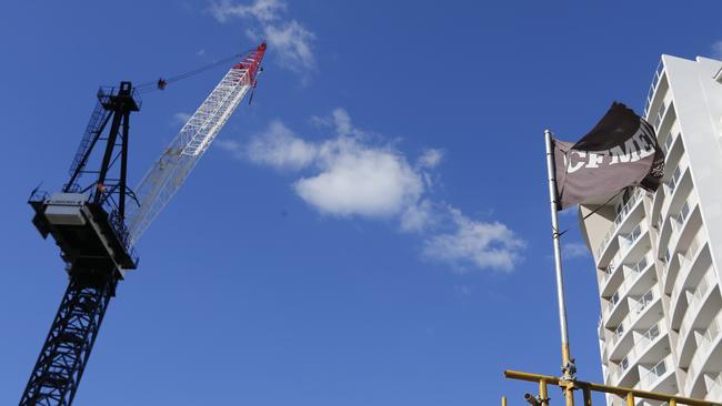 The CFMEU union flag at the The Beach Appartments construction site, Broadbeach. Photo: Jerad Williams.