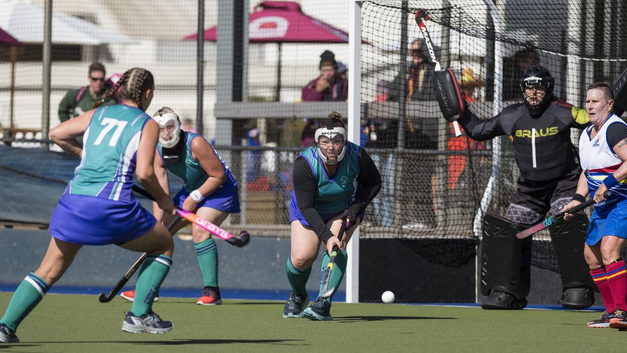 Elke Readman (centre) defends for Tweed 2 against Brisbane 4.