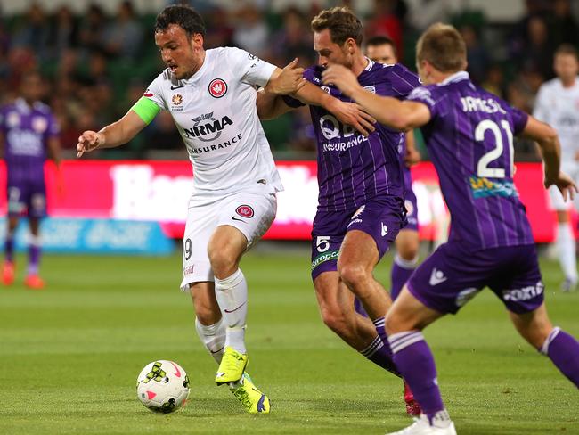 Mark Bridge controls the ball against Rostyn Griffiths of the Perth Glory. (Getty Images)