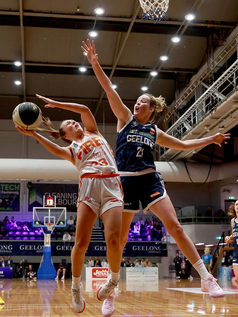 GEELONG, AUSTRALIA - OCTOBER 30: Abbey Ellis of the Townsville Fire drives to the basket against Keely Froling of Geelong United during the round one WNBL match between Geelong United and Townsville Fire at The Geelong Arena, on October 30, 2024, in Geelong, Australia. (Photo by Kelly Defina/Getty Images)