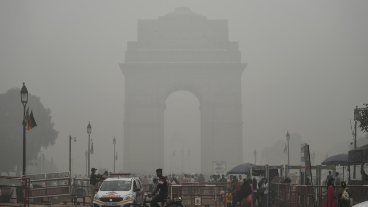 Tourists visit the India Gate under heavy smog conditions, in New Delhi on November 3, 2019. Picture: Sajjad HUSSAIN / AFP.