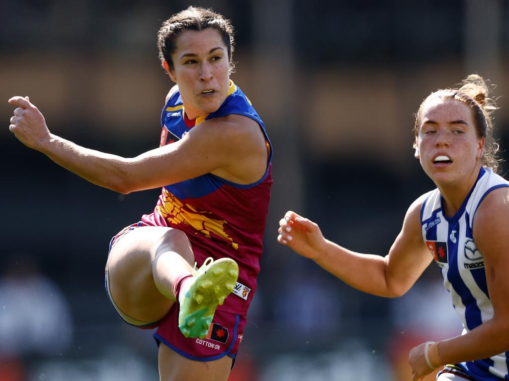 Ally Anderson gets a kick away during last year’s AFLW decider.