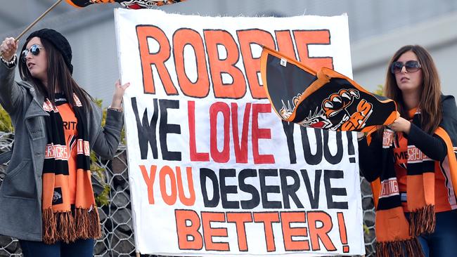 Fans show their appreciation for Robbie Farah.