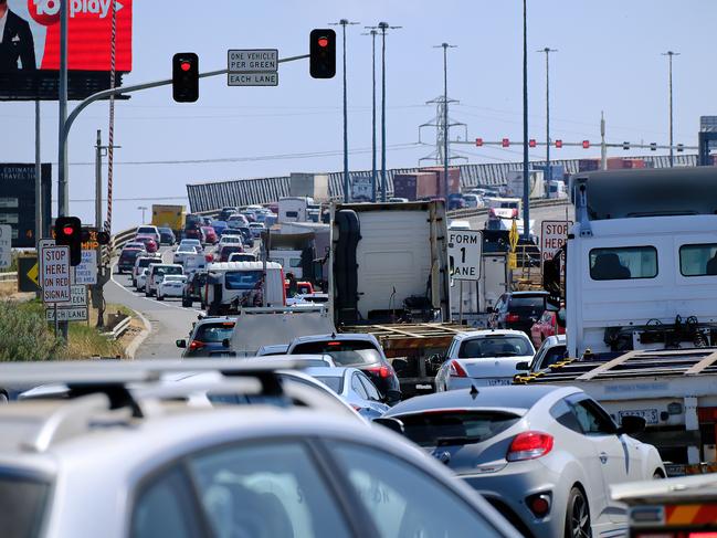 MELBOURNE, AUSTRALIA - NewsWire Photos JANUARY, 12, 2023: Photo of congested traffic heading up the Westgate bridge taken from Todd road service station.Picture: NCA NewsWire / Luis Enrique Ascui