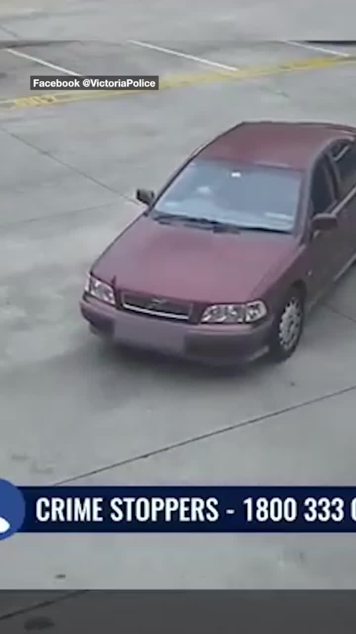 Car pulls away fleeing crime scene in Berwick Victoria